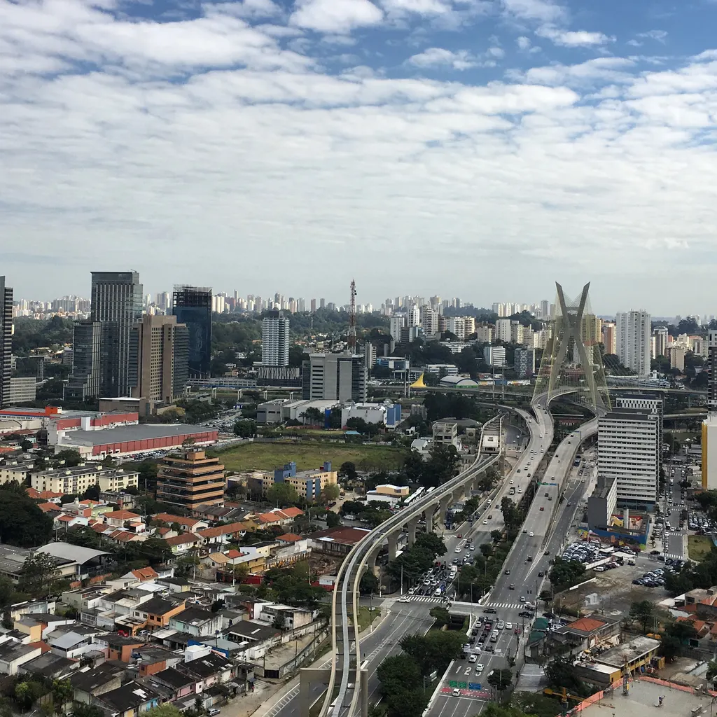 Vista aérea do Brooklin, com a Ponte Estaiada à direita, a via do monotrilho em construção e prédios comerciais ao fundo