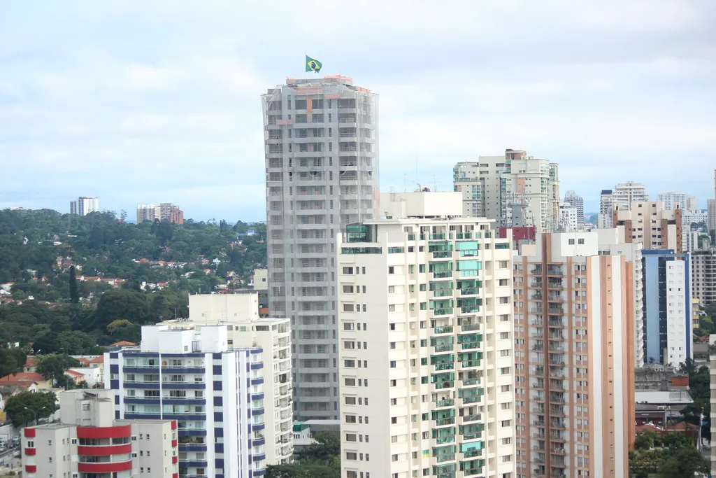 Edifícios residenciais altos no Campo Belo, com massa de árvores e casas baixas ao fundo