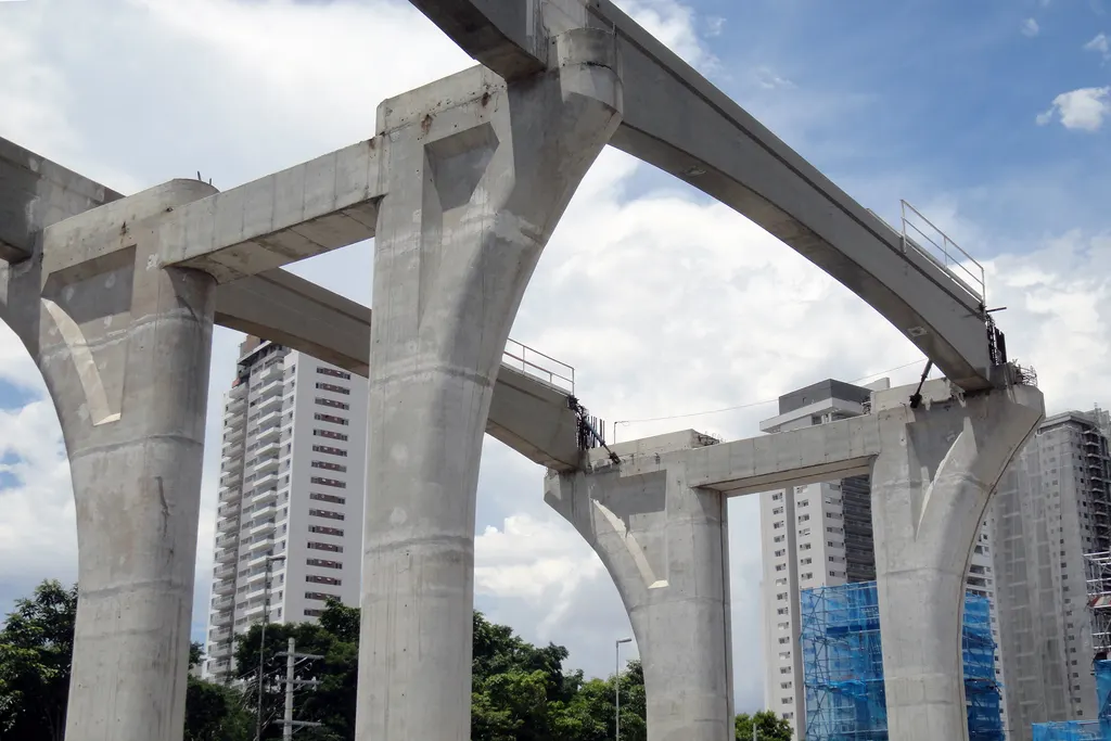 Pilares e vigas de concreto do monotrilho da Linha 17-Ouro, entre prédios residenciais